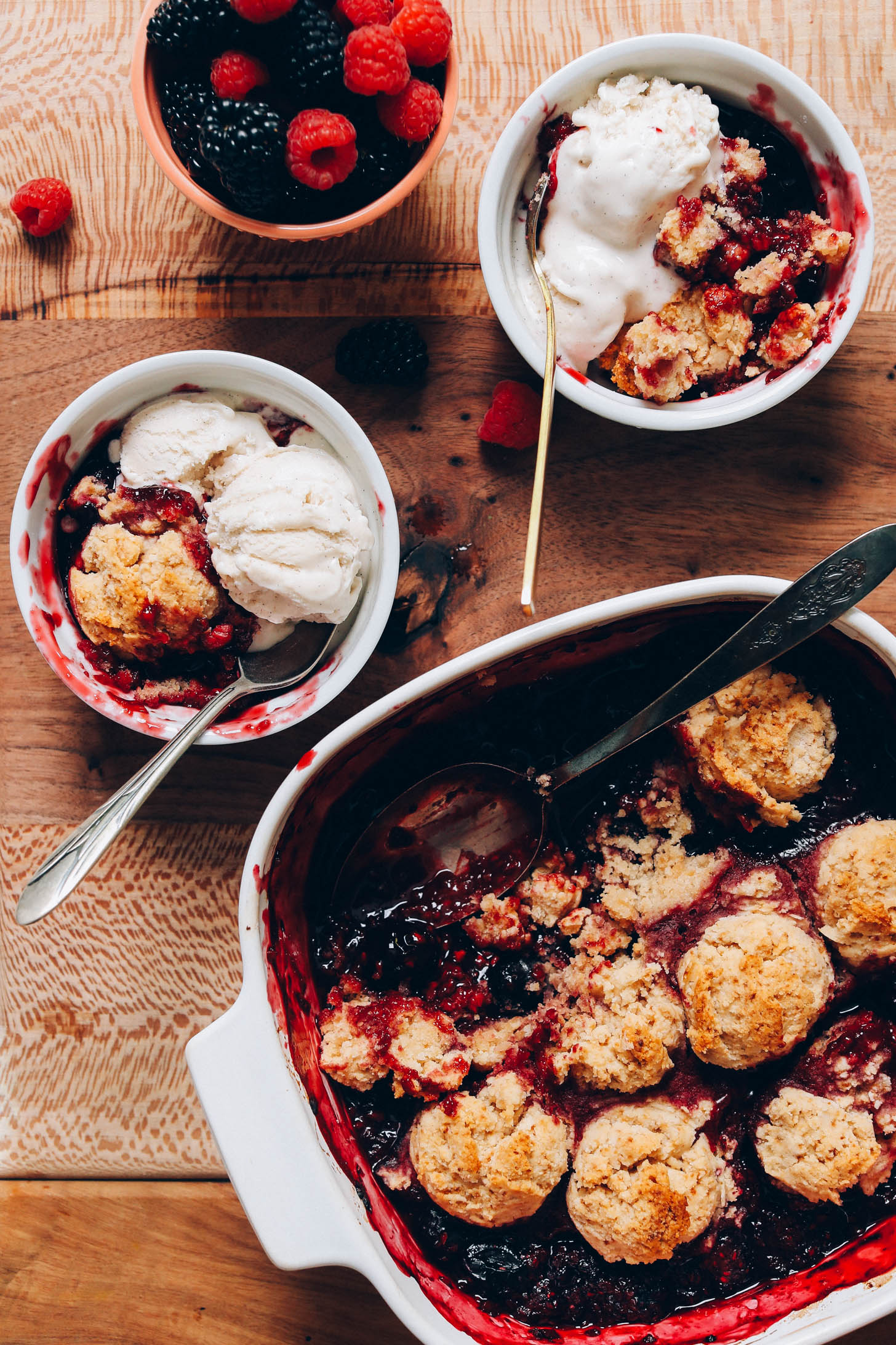 Serpenyő bogyós macskabogyó és két tál cobbler gombóc vegán vanília fagylalttal
