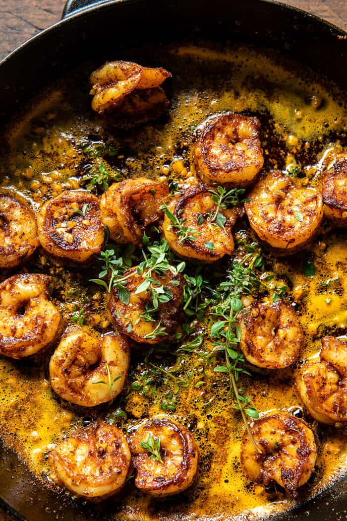 Fűszeres fokhagymás citromvajas garnélarák parmezán kukoricával Polenta |  halfbakedharvest.com