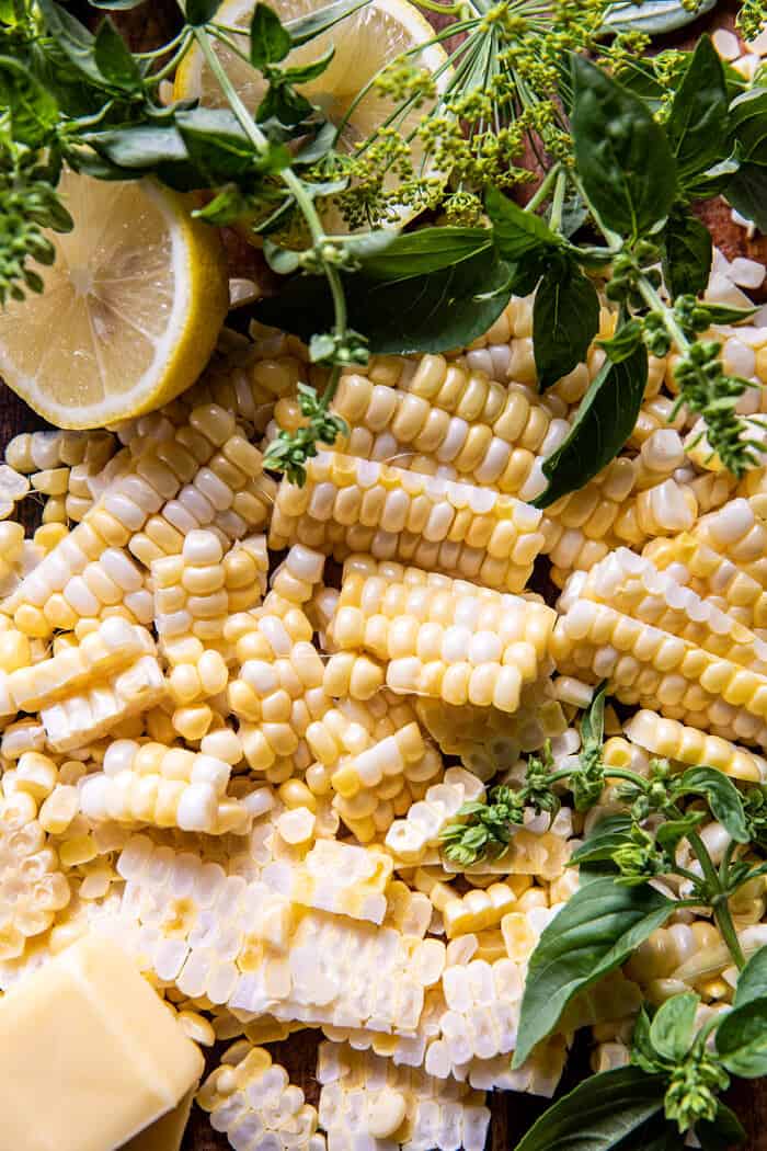 Fűszeres fokhagymás citromvajas garnélarák parmezán kukoricával Polenta |  halfbakedharvest.com