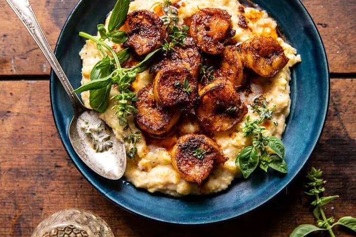 Fűszeres fokhagymás citromvajas garnélarák parmezán kukoricával Polenta |  halfbakedharvest.com