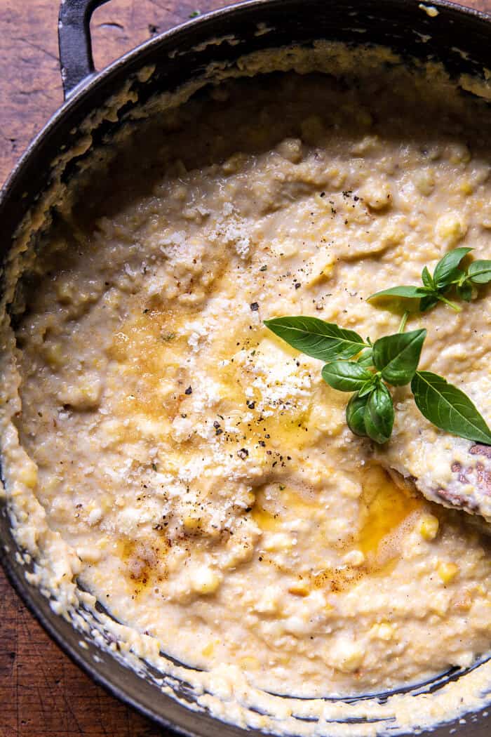 Fűszeres fokhagymás citromvajas garnélarák parmezán kukoricával Polenta |  halfbakedharvest.com