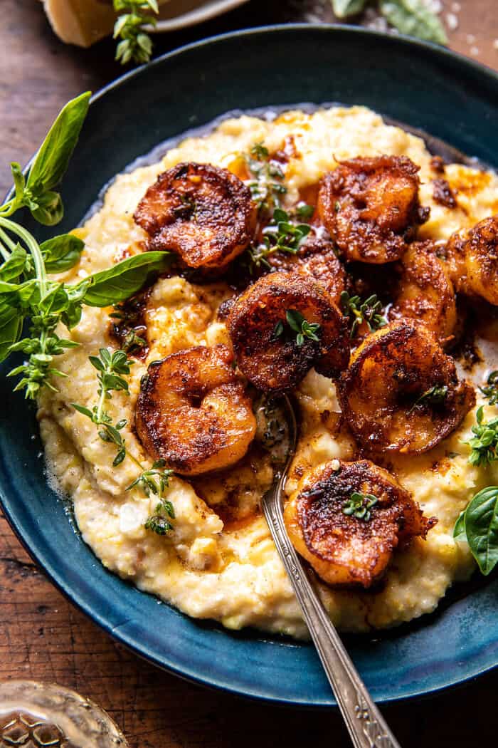Fűszeres fokhagymás citromvajas garnélarák parmezán kukoricával Polenta |  halfbakedharvest.com