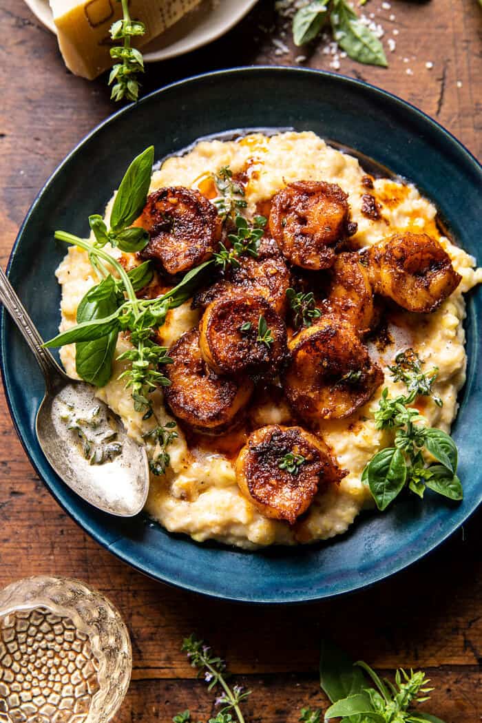 Fűszeres fokhagymás citromvajas garnélarák parmezán kukoricával Polenta |  halfbakedharvest.com