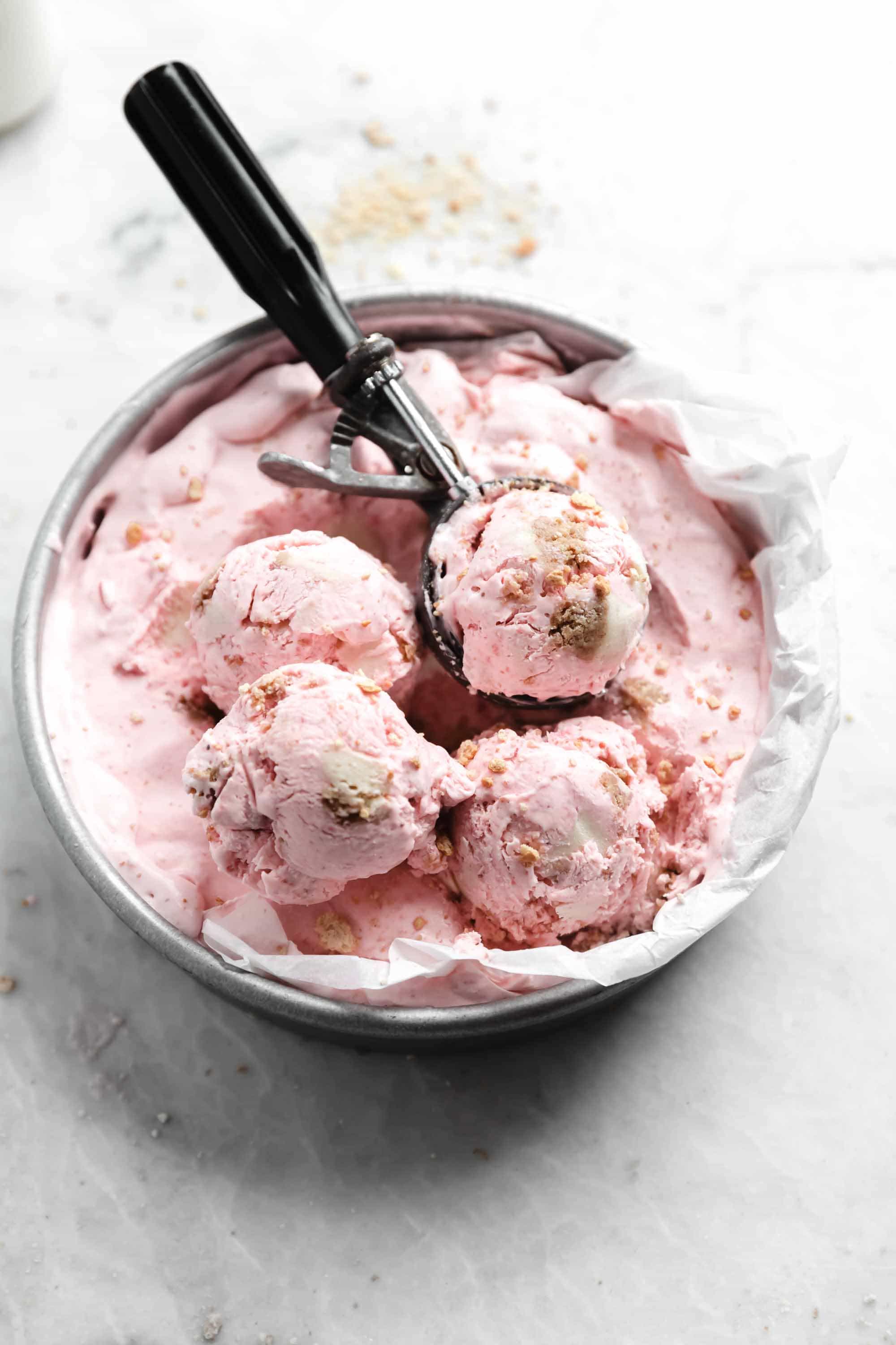 Indítsa el a fagylalt szezont ezzel az egyszerű és finom, nem kavarható eper sajttorta fagylalttal.  Krémes eperfagylalt, sajttorta darabokkal keverve.  YUM.