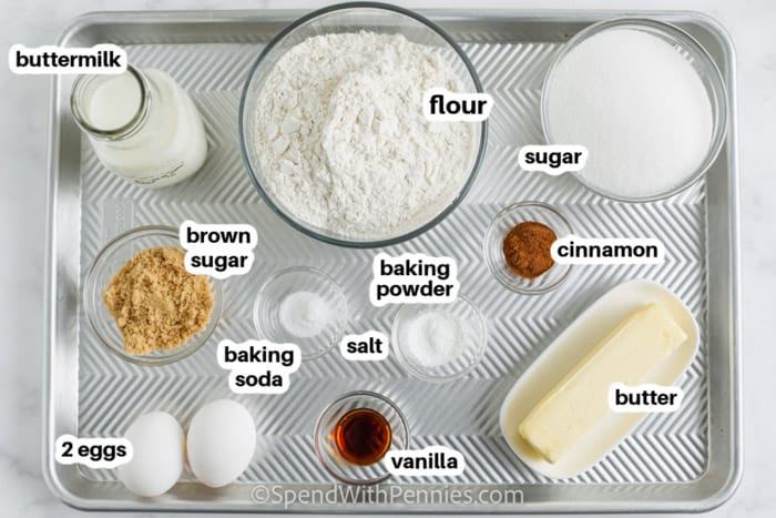 összetevők fahéjas kenyér készítéséhez címkékkel