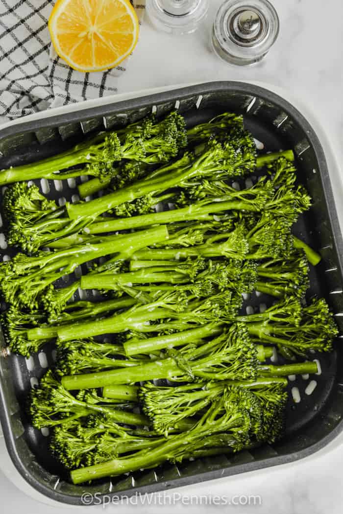 brokkolinit a légsütőben, hogy Air Fryer Broccolinit készítsen