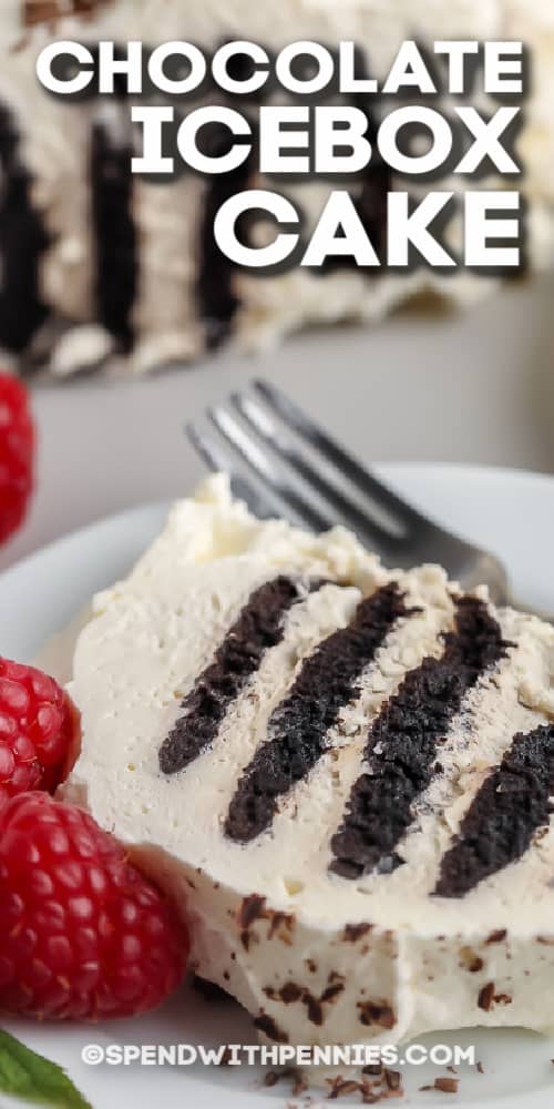 szelet csokoládé Icebox Cake egy tányéron szöveggel