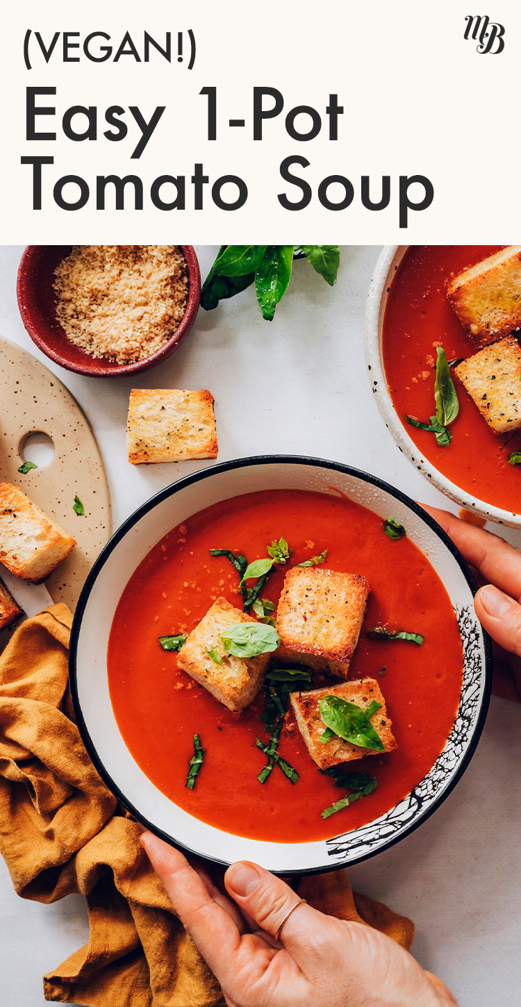 Tál vegán paradicsomleves krutonnal és bazsalikommal a tetején