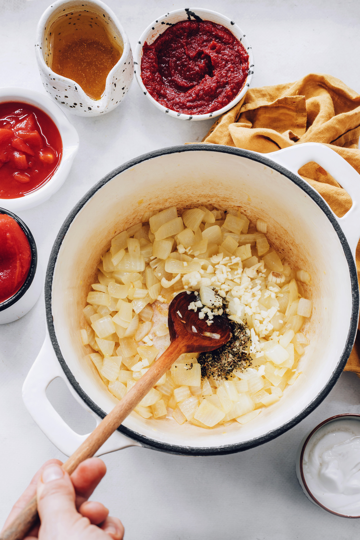 Fazék pirított hagyma és fokhagyma paradicsom, paradicsompüré és zöldségleves mellett