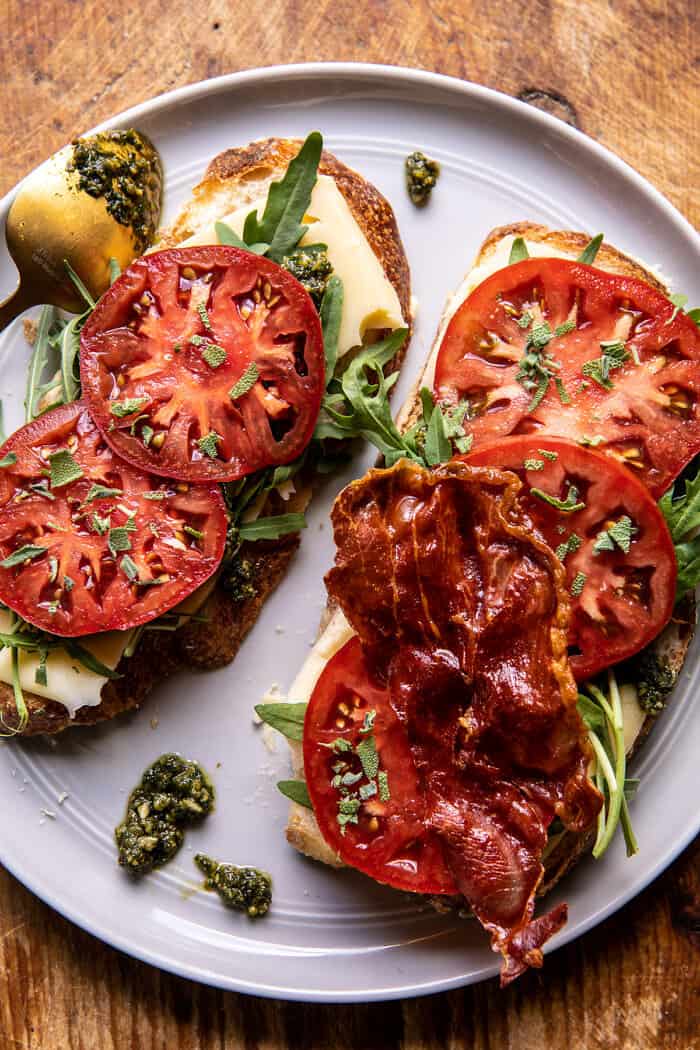 Ropogós Prosciutto, Sage Pesto és paradicsomos grillezett sajt |  halfbakedharvest.com