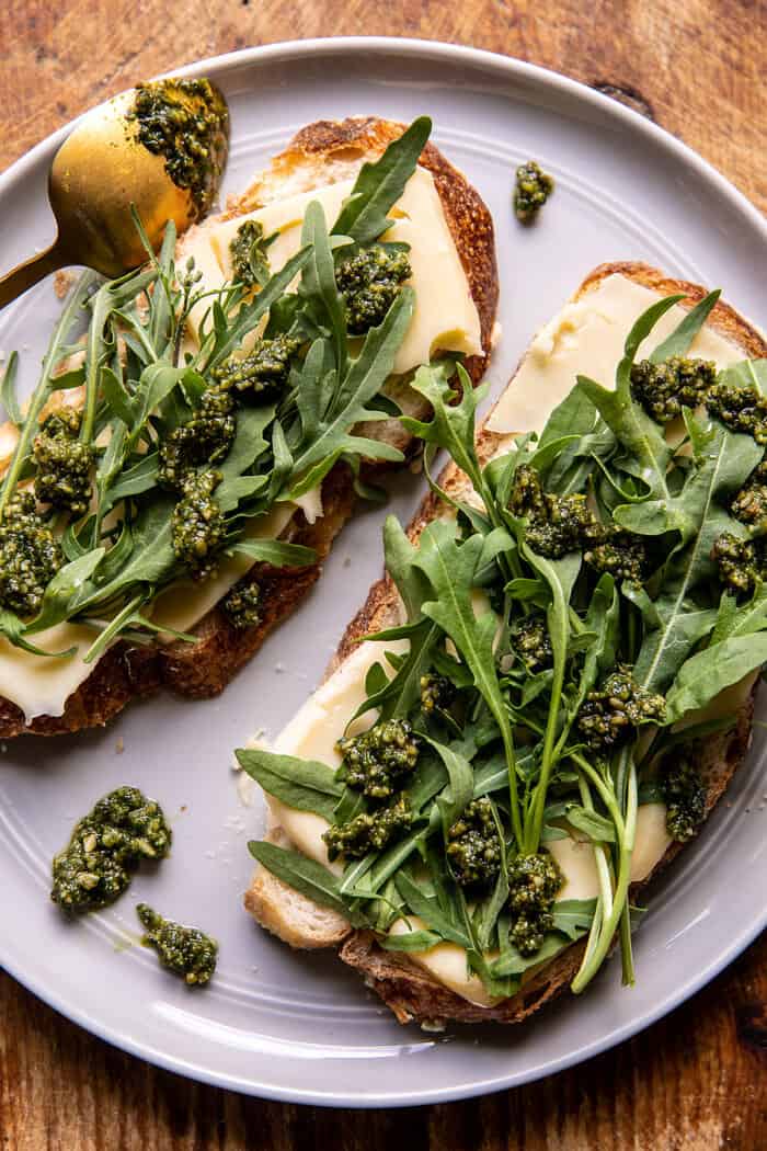 Ropogós Prosciutto, Sage Pesto és paradicsomos grillezett sajt |  halfbakedharvest.com