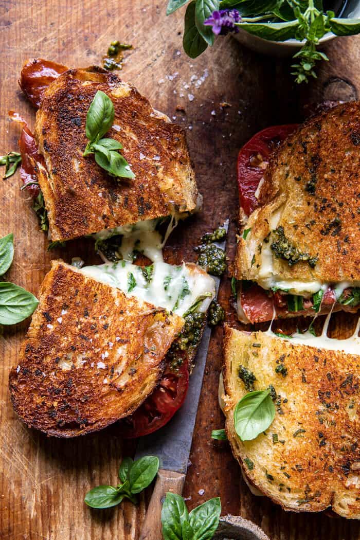 Ropogós Prosciutto, Sage Pesto és paradicsomos grillezett sajt |  halfbakedharvest.com