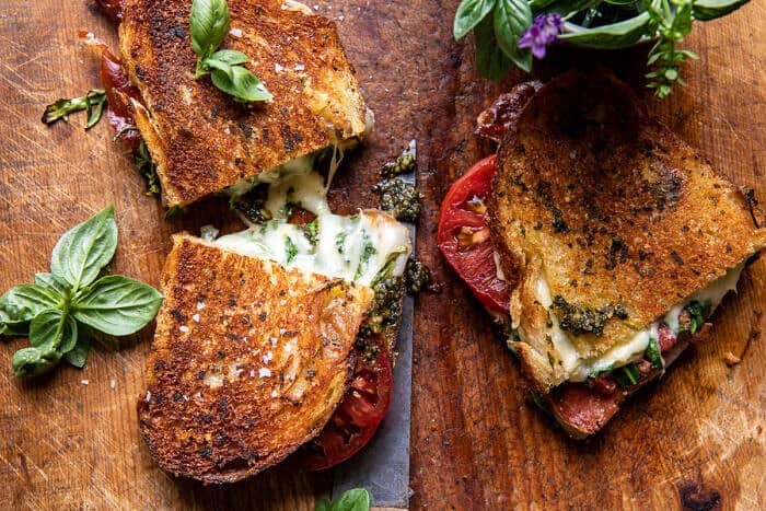 Ropogós Prosciutto, Sage Pesto és paradicsomos grillezett sajt |  halfbakedharvest.com