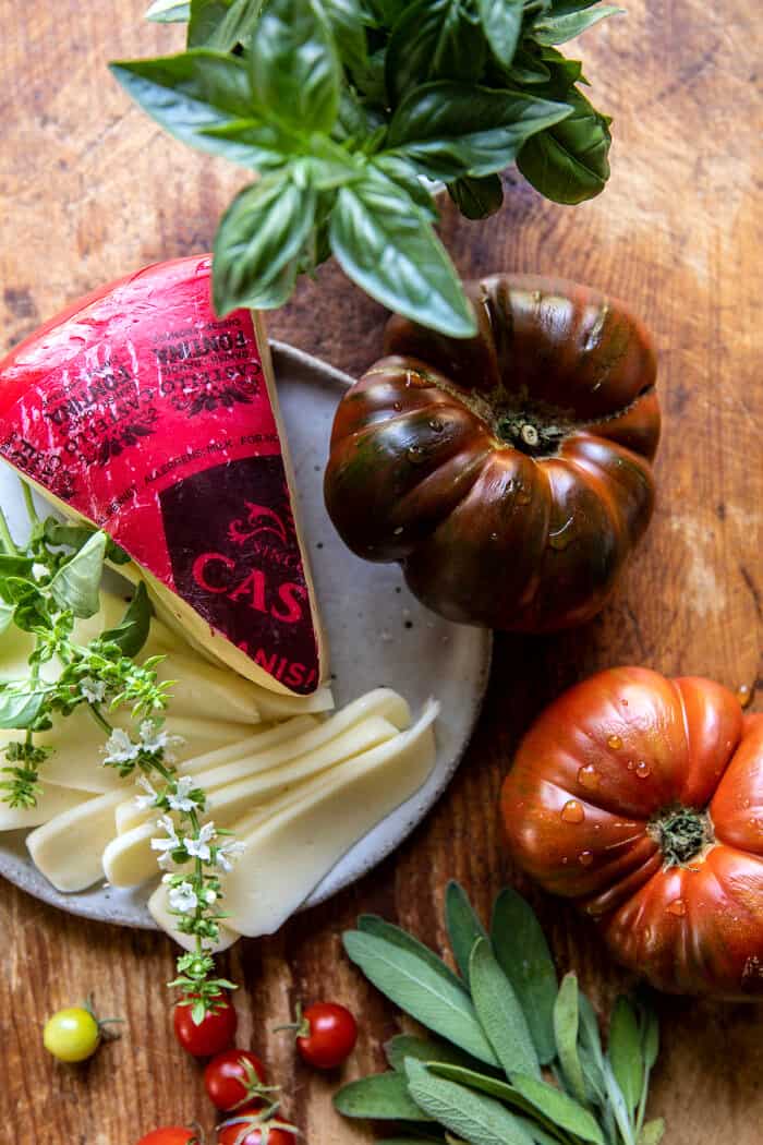 Ropogós Prosciutto, Sage Pesto és paradicsomos grillezett sajt |  halfbakedharvest.com