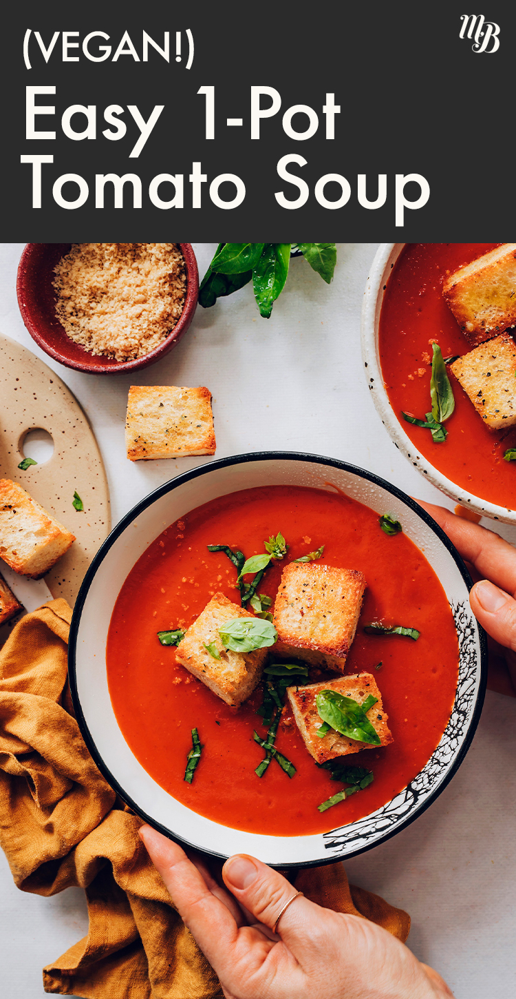 Tál vegán paradicsomleves krutonnal és bazsalikommal a tetején