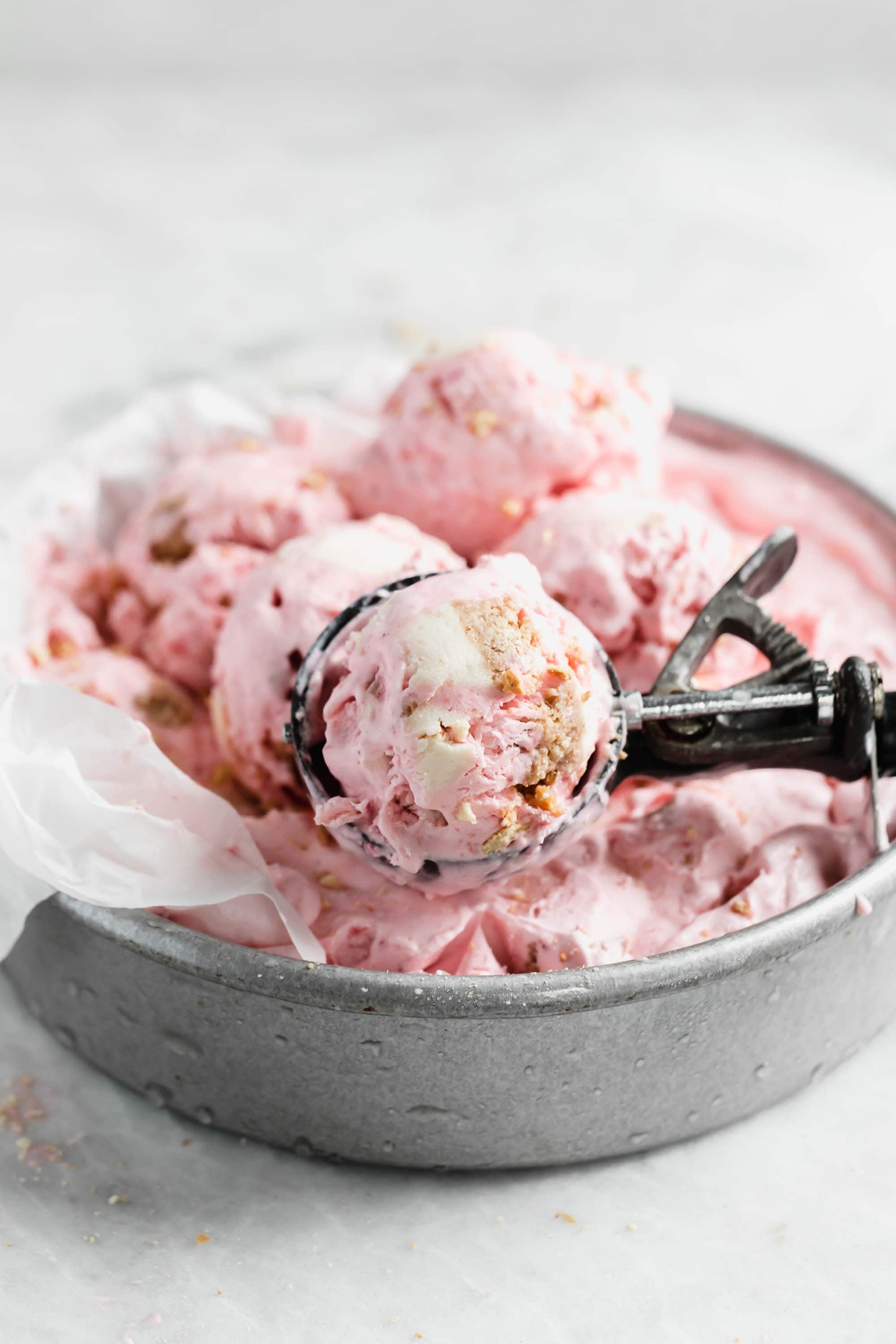 Indítsa el a fagylalt szezont ezzel az egyszerű és finom, nem kavarható eper sajttorta fagylalttal.  Krémes eperfagylalt, sajttorta darabokkal keverve.  YUM.