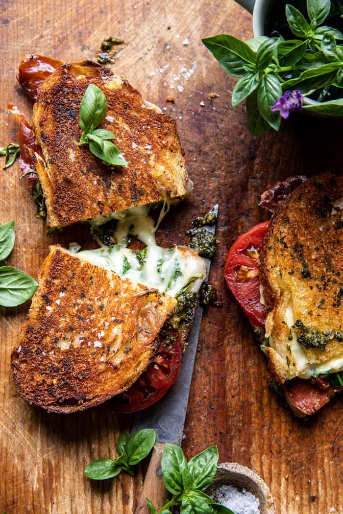 Ropogós Prosciutto, Sage Pesto és paradicsomos grillezett sajt |  halfbakedharvest.com