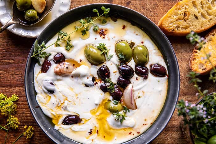 Mézes habos feta fokhagymás gyógynövény pörkölt olajbogyóval | halfbakedharvest.com Mézes habos feta fokhagymás gyógynövény pörkölt olajbogyóval | halfbakedharvest.com