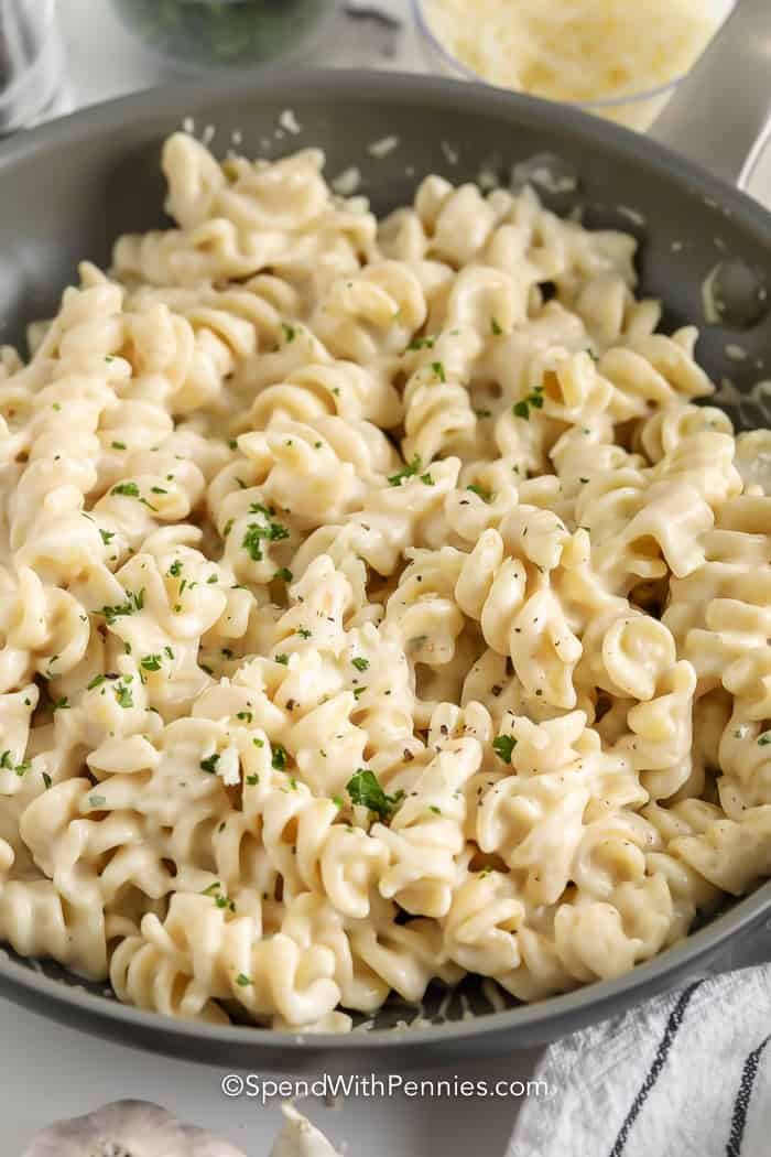 krémes fokhagymás tészta szürke serpenyőben