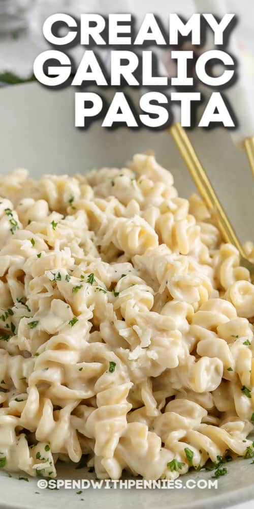 krémes fokhagymás tészta fehér tálban, petrezselyemmel, szöveggel