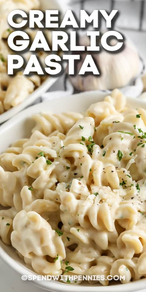 krémes fokhagymás tészta fehér tálban szöveggel
