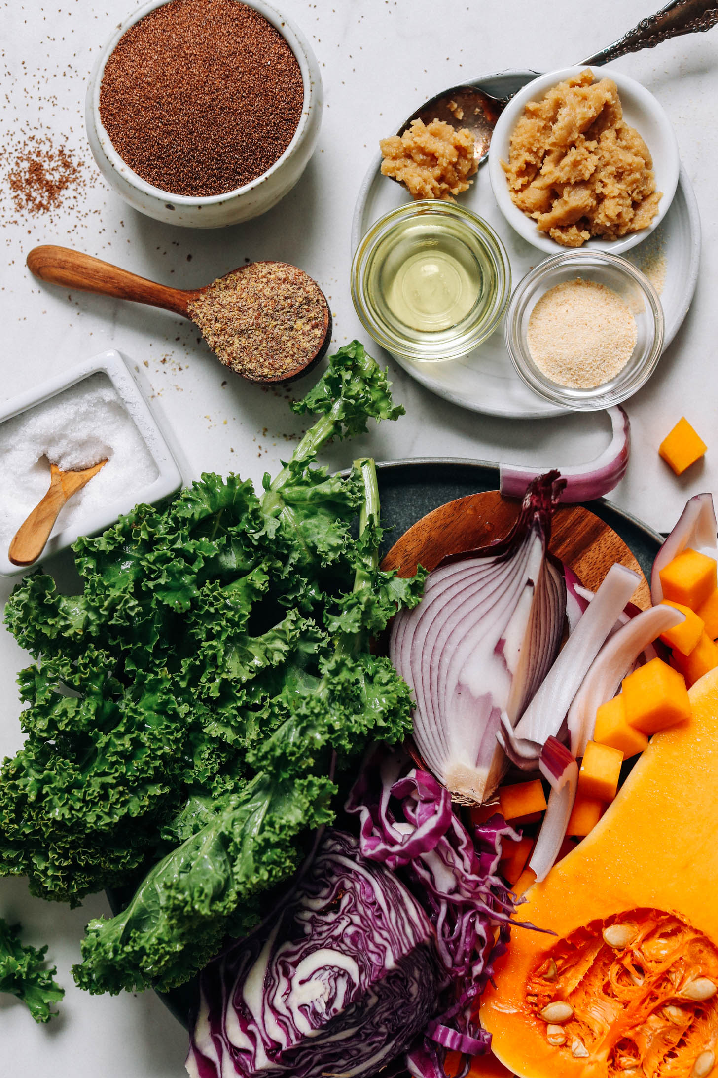 Butternut squash, lilahagyma, káposzta, kelkáposzta, só, lenmagliszt, avokádóolaj, fokhagymapor, miso és teljes kiőrlésű gabonafélék