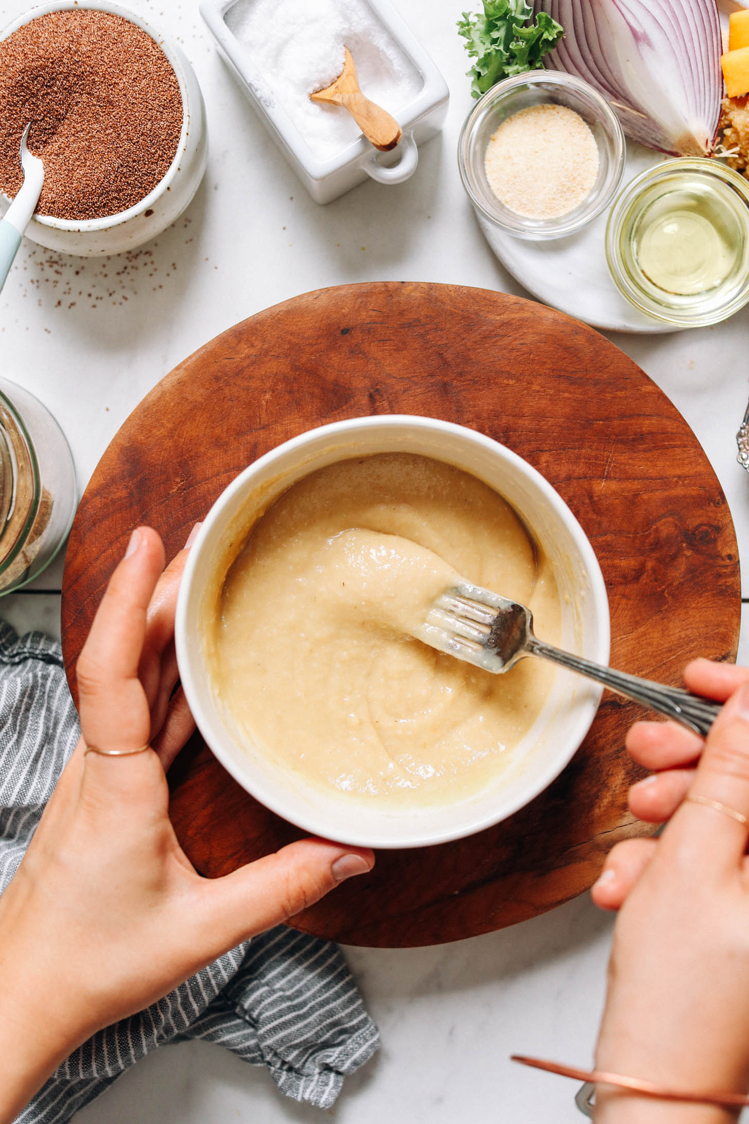 Keverje össze a misót, az avokádóolajat és a vizet egy tálban