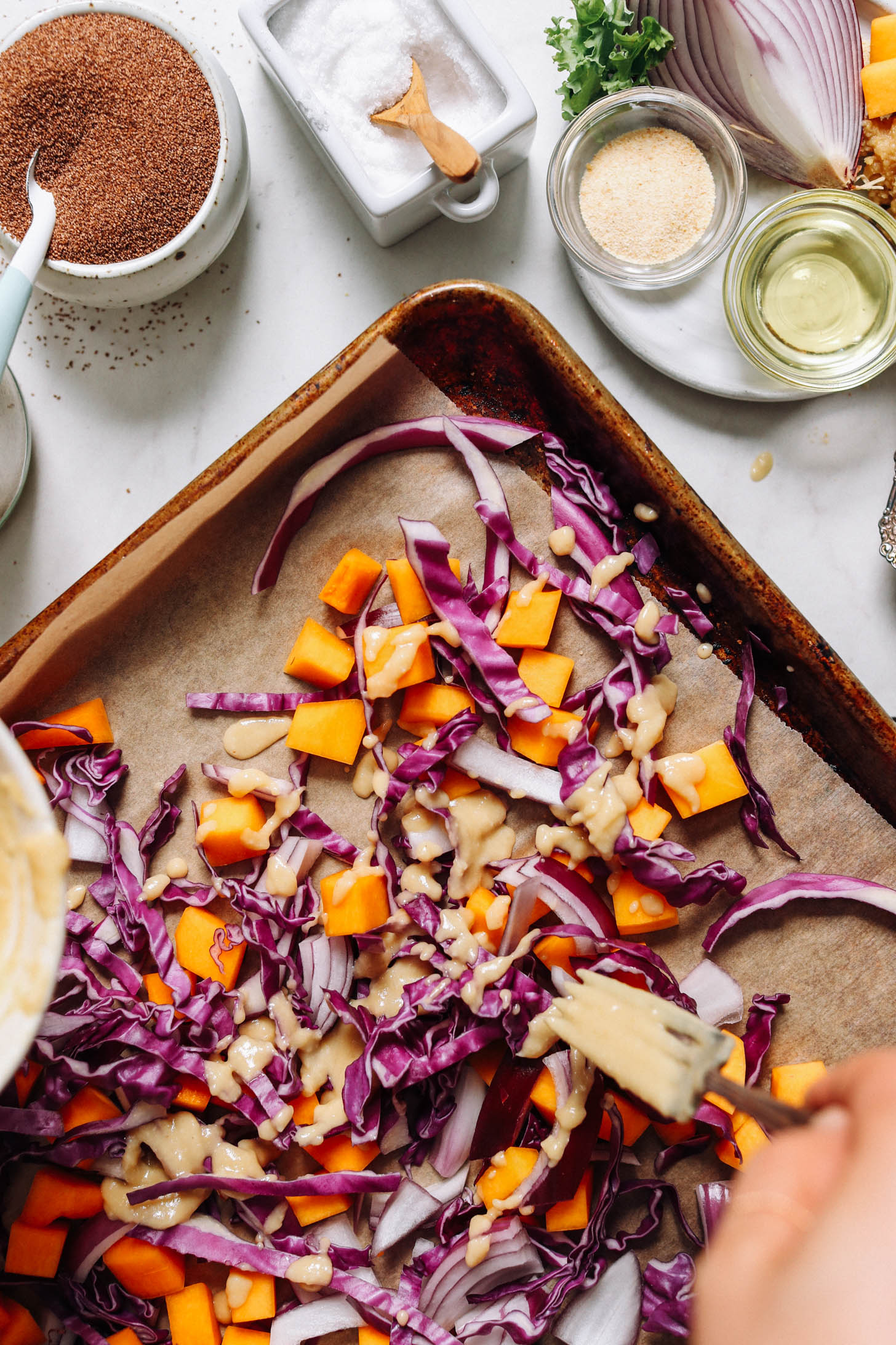 Szórja a káposztát, a tököt és a hagymát miso mártással
