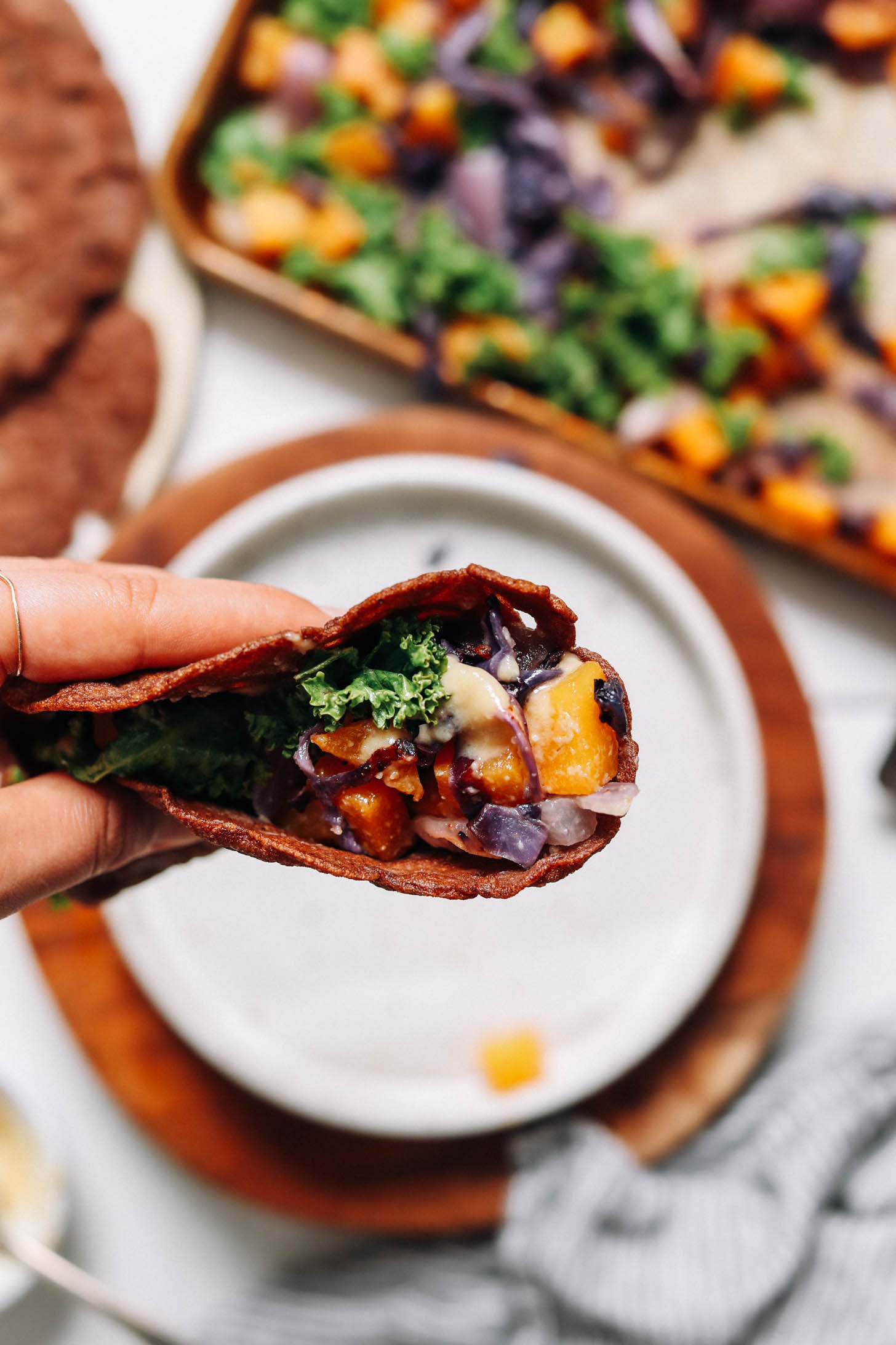 Közelkép lövés egy sós teff krepp miso sült zöldségekkel