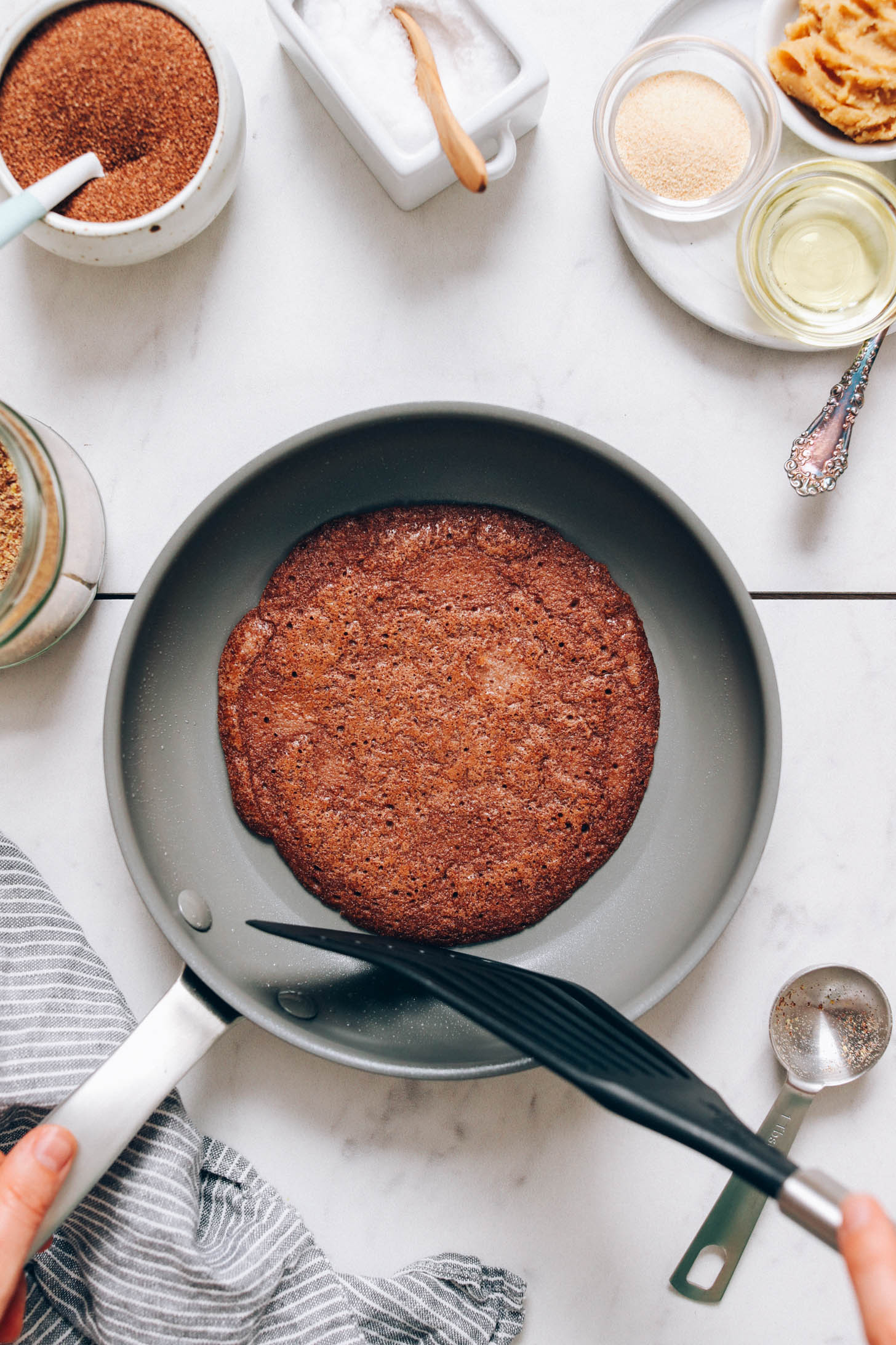 Aranybarna teff krepp tapadásmentes serpenyőben