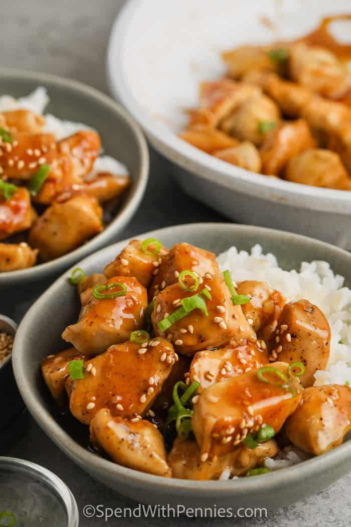 közelről mézes fokhagymás csirke rizzsel egy tálban