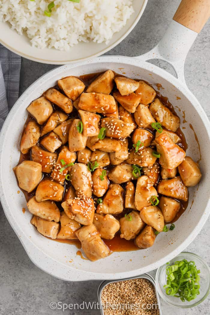 Mézes fokhagymás csirke tál vagy rizs és hagyma mellett