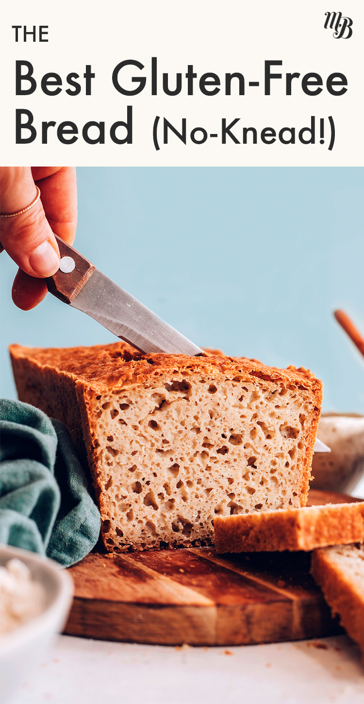 Kés szeletel egy cipót vegán és gluténmentes dagasztás nélküli szendvics kenyeret