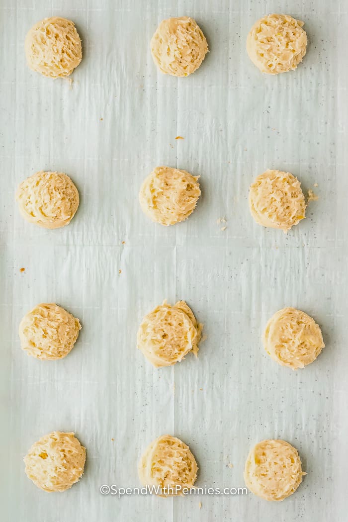 golyó süti tésztát egy sütőlapon