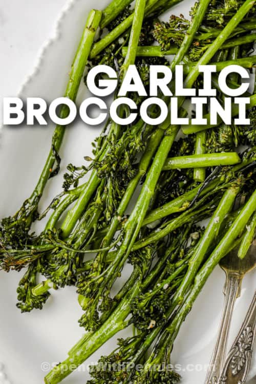 Fokhagyma Broccolini egy tányéron villával és írással