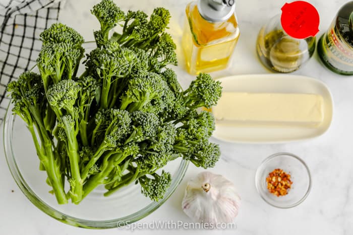 összetevők a fokhagymás brokkolininak elkészítéséhez