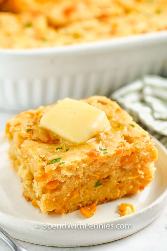 Kukoricakenyér rakott fehér edényen