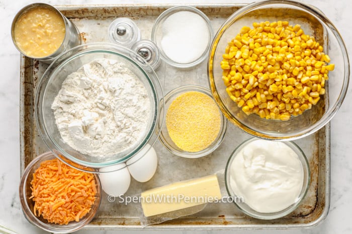 felülnézet az összetevőkből a kukoricakenyér rakott elkészítéséhez