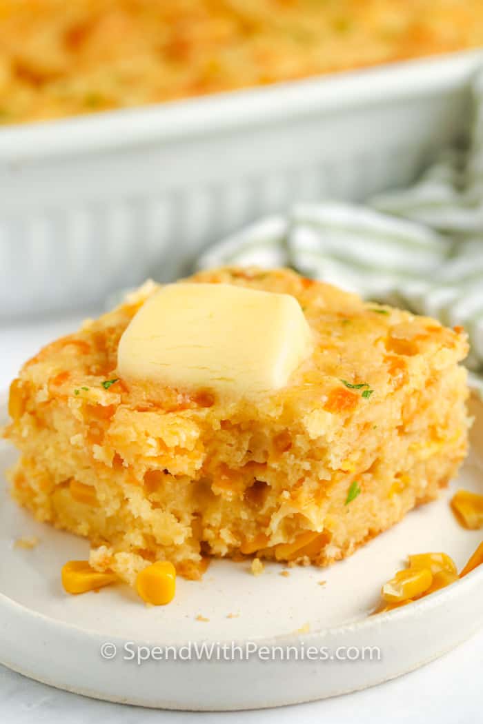 Kukoricakenyér rakott tálban vajjal és egy falatot kivéve