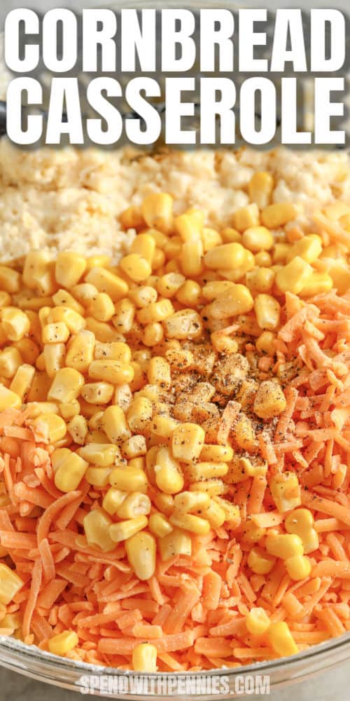 hozzávalókat egy üvegtálba, hogy elkészítsük a Cornbread Casserole -t