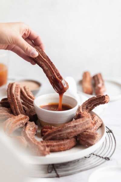 sós karamellbe mártott almabor churros