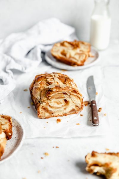 fahéjas alma babka cipót, szeletekre vágva oldalra
