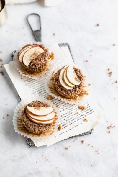 alma sárgarépa muffin a fej fölött egy kis hűtőrácson