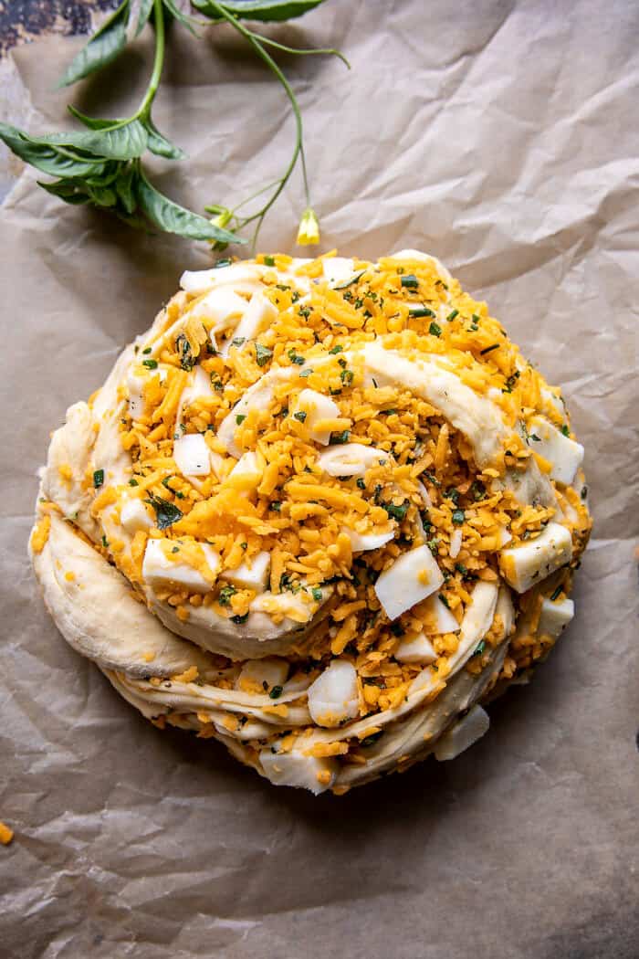 Lágy fokhagymás gyógynövény Cheddar sajtos kenyér |  halfbakedharvest.com