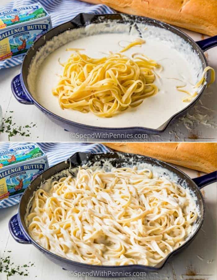 tészta hozzáadása a mártáshoz a Fettuccine Alfredo elkészítéséhez
