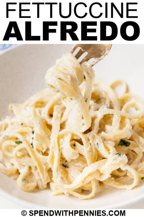 közelről a lemezes Fettuccine Alfredo írással