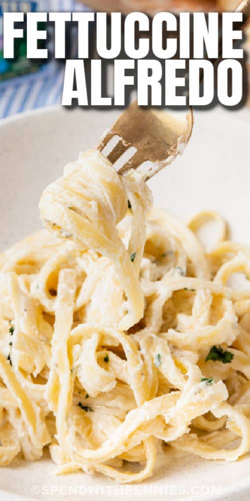a villával bevont Fettuccine Alfredo
