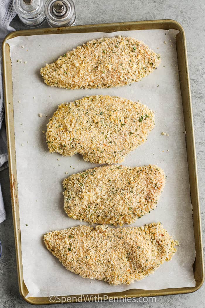Ez a legjobb sült rántott csirke recept.  A ropogós, lágy csirkemell olyan egészséges és alacsony kalóriatartalmú, tökéletes a hét bármely napján!  #fillérekből költeni Rántott sült csirke sütőlapon