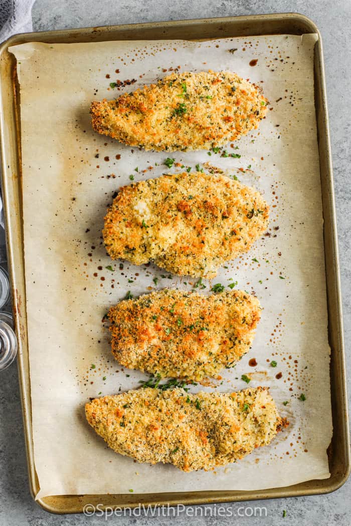 Kívül ropogós és belül gyengéd, ez a sült panírozott csirke recept annyira ízletes!  Sütőben megsütve ezek a csirkepehelyek remekek szendvicsbe dobáshoz vagy mézes mustármártásba mártáshoz.  #fillérekből költeni főz dB dBeded Sült csirke sütőlapon