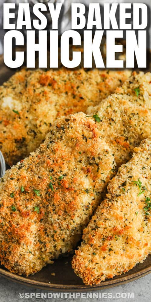Készítse el ezt a sült panírozott csirke receptet csirkecombokkal, szárnyakkal vagy lábakkal.  Adjon hozzá parmezán sajtot a panírozott keverékhez, vagy néhány olasz fűszert a hozzáadott ízért!  #fillérekből költeni tányér teli panírozott sült csirkével címmel